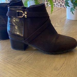 Beautiful casual comfortable boot.Bearly worn like new.